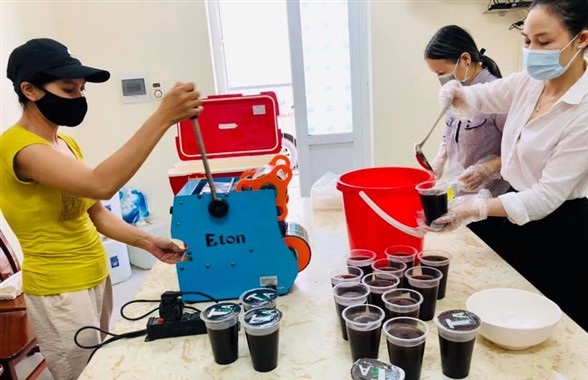 Cán bộ, hội viên phụ nữ Gia Lâm còn nấu chè, pha nước mát tặng các chốt kiểm soát dịch bệnh