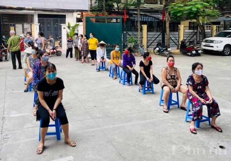 Các cán bộ, hội viên đảm bảo giãn cách khi tới nhận hỗ trợ nhu yếu phẩm.