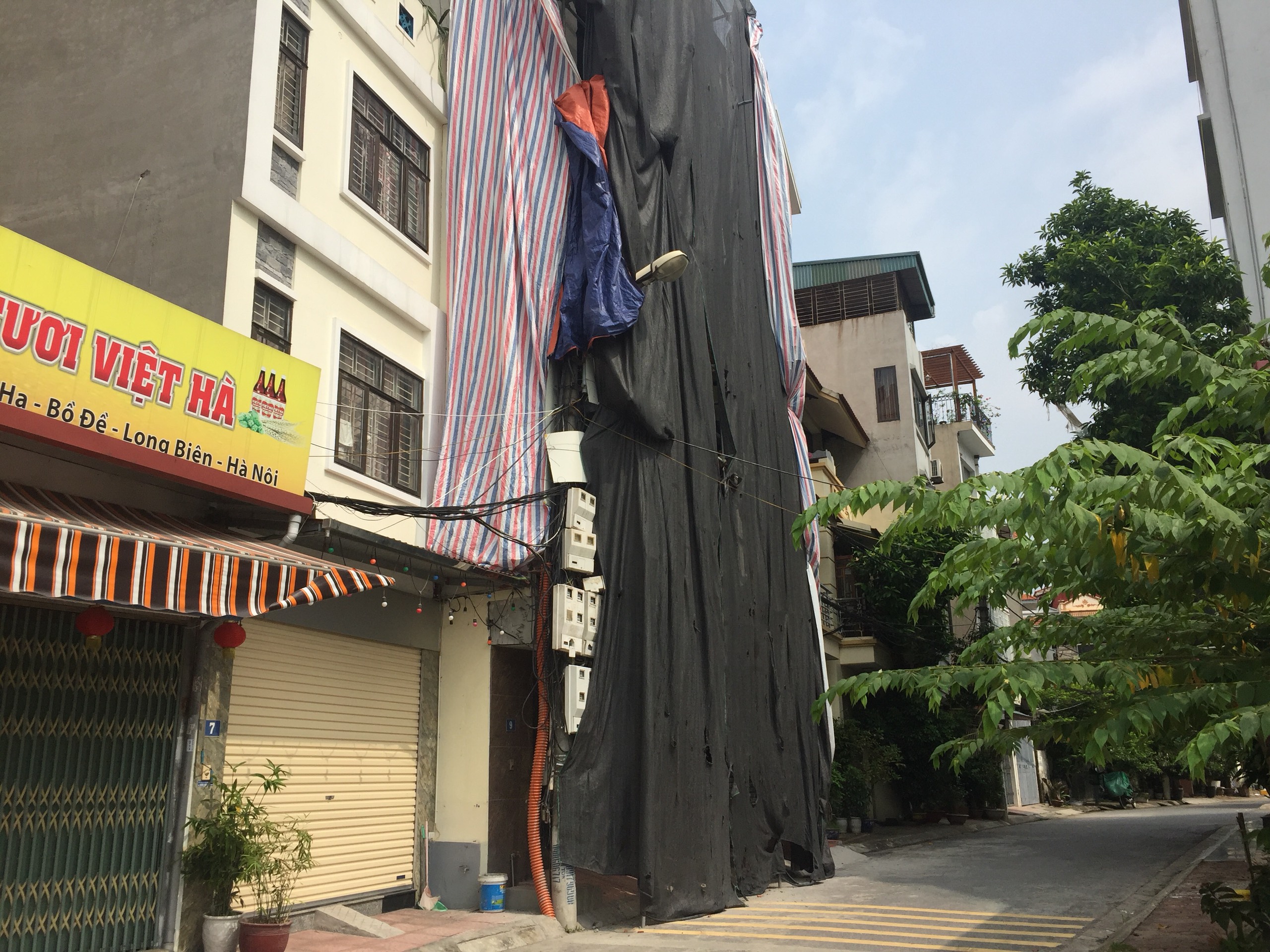 Chủ công trình thực hiện việc căng bạt, che chắn tại các vị trí đang thi công dễ xảy ra tai nạn để đảm bảo an toàn Chủ công trình thực hiện việc căng bạt, che chắn tại các vị trí đang thi công dễ xảy ra tai nạn để đảm bảo an toàn