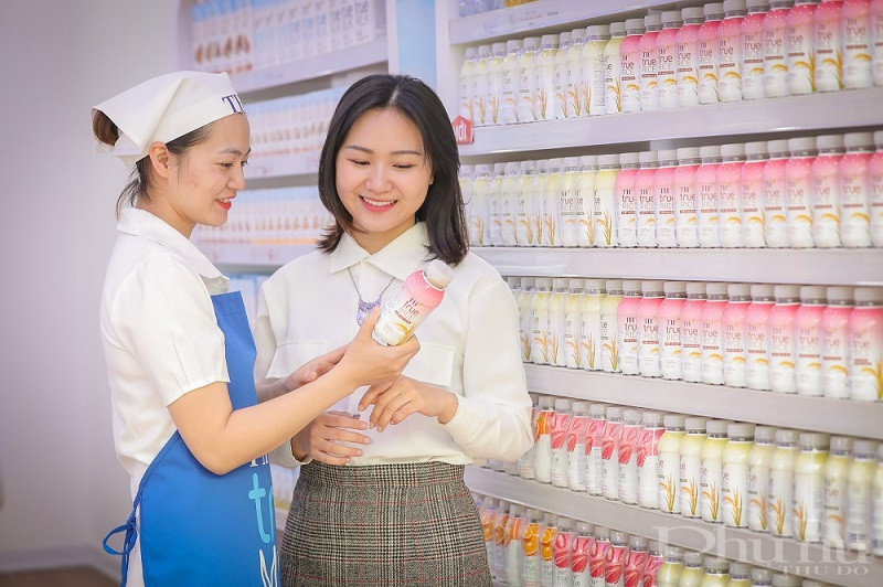 Người ti&ecirc;u d&ugrave;ng t&igrave;m hiểu về nước gạo lứt đỏ TH true RICE.