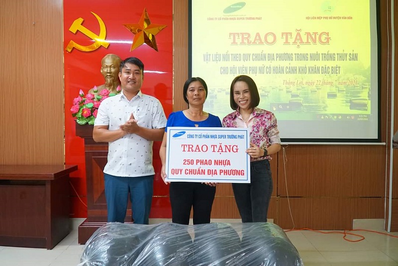 Nữ giám đốc Hải Bình trong một hoạt động hỗ trợ phụ nữ khó khăn Nữ giám đốc Hải Bình trong một hoạt động hỗ trợ phụ nữ khó khăn