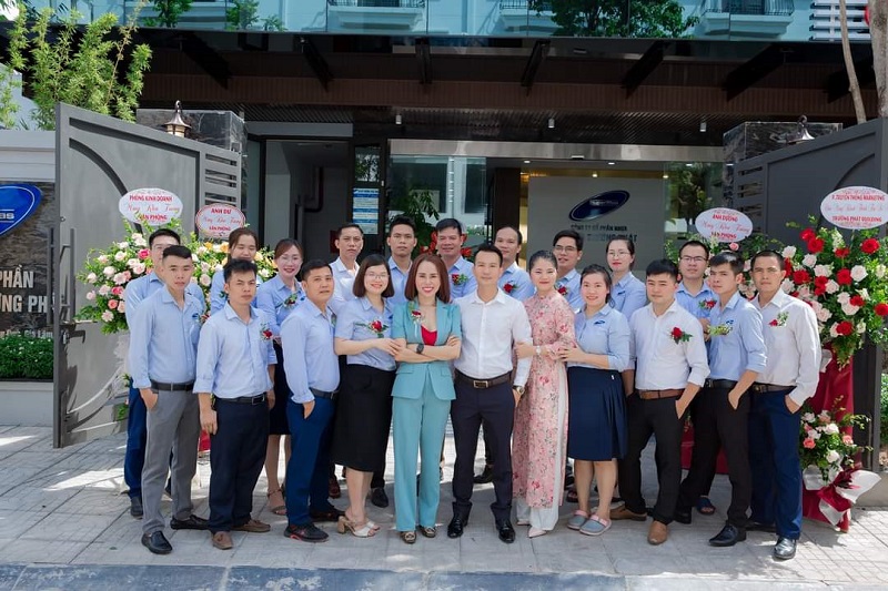 Nữ giám đốc Hải Bình và các cộng sự Nữ giám đốc Hải Bình và các cộng sự