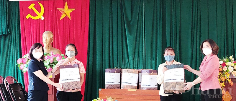 Đồng chí Lê Kim Anh - Chủ tịch Hội LHPN Hà Nội và đồng chí Nguyễn Thu Giang Đồng chí Lê Kim Anh - Chủ tịch Hội LHPN Hà Nội và đồng chí Nguyễn Thu Giang