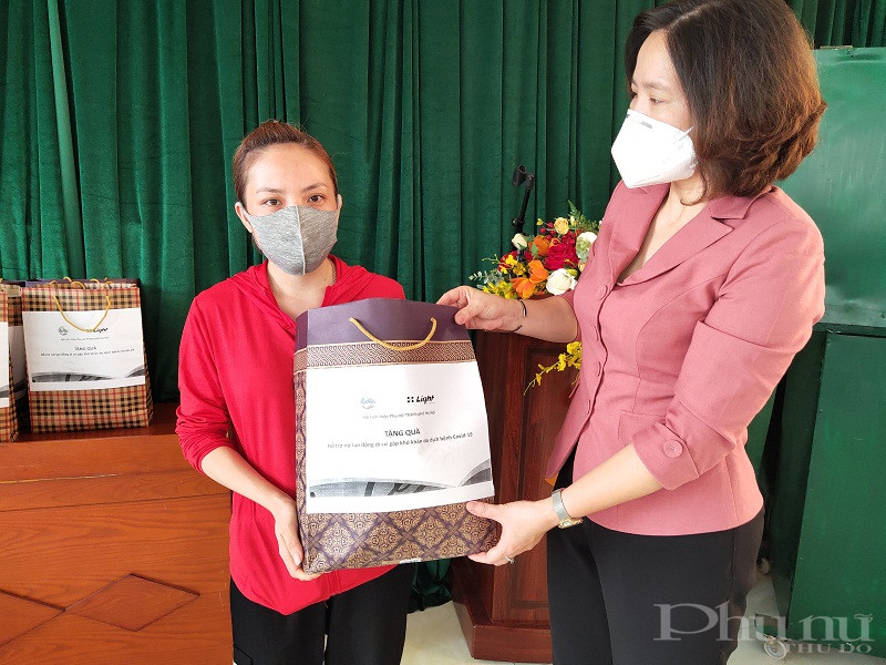 Đồng chí Lê Kim Anh - Chủ tịch Hội LHPN Hà Nội trao quà cho nữ lao động di cư trên địa bàn phường Phúc Tân. Đồng chí Lê Kim Anh - Chủ tịch Hội LHPN Hà Nội trao quà cho nữ lao động di cư trên địa bàn phường Phúc Tân.