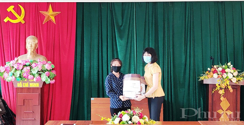 Chị Trịnh Thị Huệ - Chủ tịch Hội LHPN quận trao quà cho nữ lao động nhập cư Chị Trịnh Thị Huệ - Chủ tịch Hội LHPN quận trao quà cho nữ lao động nhập cư