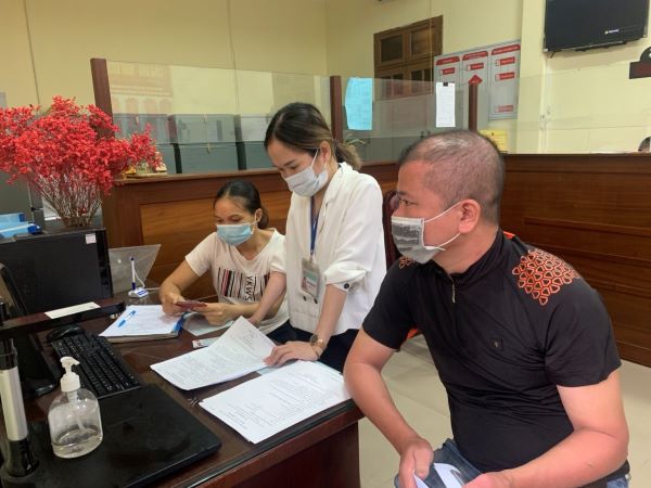 Cán bộ phường Kiến Hưng (quận Hà Đông) đang hướng dẫn lao động không có giao kết hợp đồng lao động làm hồ sơ để hưởng gói hỗ trợ an sinh xã hội.