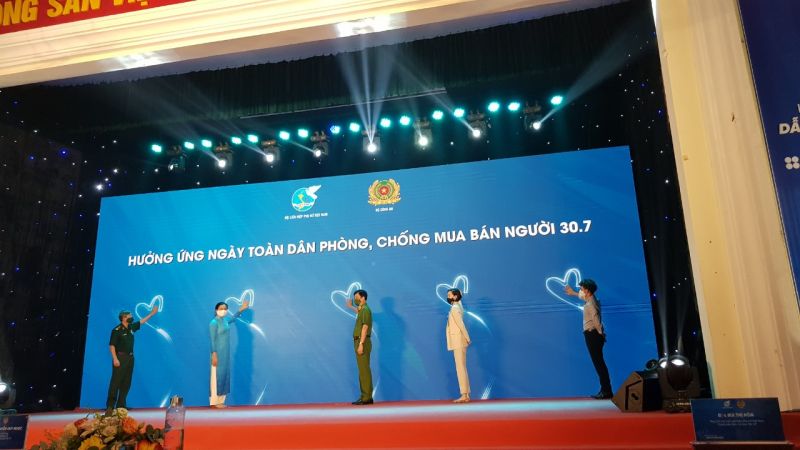 Lãnh đạo Hội LHPN Việt Nam, lãnh đạo Bộ Công an, đại diện Bộ đội Biên phòng, đại diện Tổ chức Di cư Quốc tế (IOM) - Cơ quan Di cư LHQ tại Việt Nam cùng cam kết Chung tay phòng, chống mua bán người