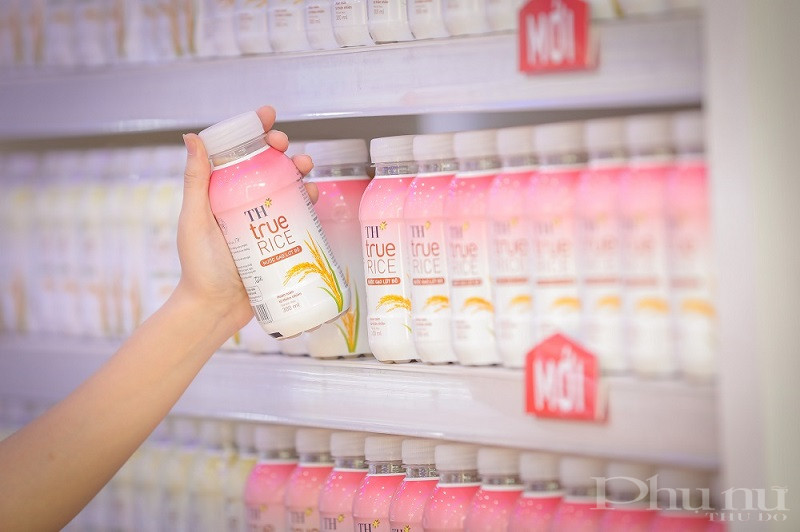 Nước gạo lứt đỏ TH true RICE đồ uống giải nhiệt mang nguồn dinh dưỡng l&agrave;nh mạnh đang được ưa chuộng v&agrave;o m&ugrave;a h&egrave; n&agrave;y.