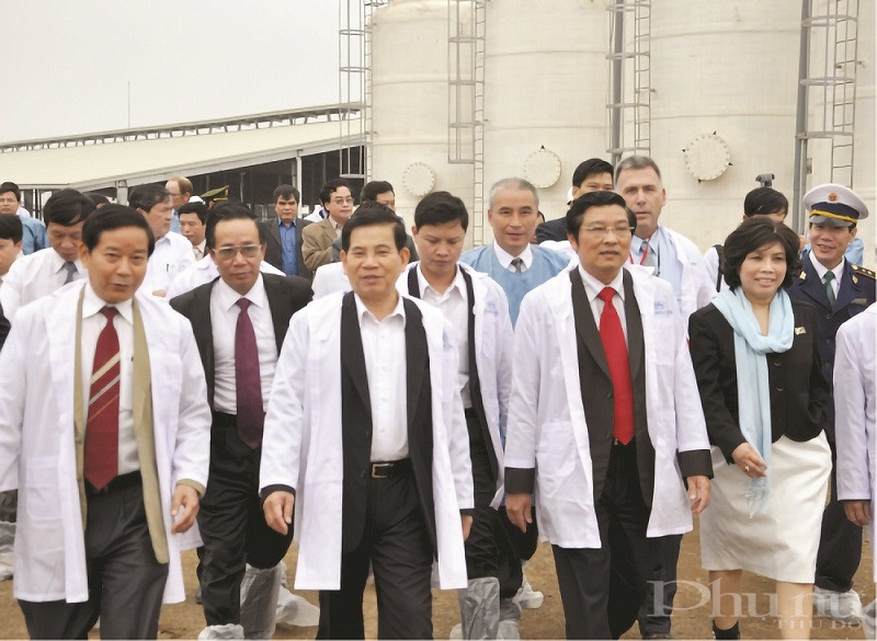 Nguy&ecirc;n Ủy vi&ecirc;n Bộ Ch&iacute;nh trị, Chủ tịch nước CHXHCN Việt Nam Nguyễn Minh Triết v&agrave; &ocirc;ng Phan Đ&igrave;nh Trạc- Ủy vi&ecirc;n TƯ Đảng, Trưởng Ban Nội ch&iacute;nh TƯ thăm Cụm Trang trại chăn nu&ocirc;i b&ograve; sữa v&agrave; chế biến sữa c&ocirc;ng nghệ cao TH năm 2011.