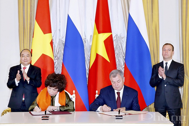 B&agrave; Th&aacute;i Hương k&yacute; bi&ecirc;n bản ghi nhớ đầu tư tại tỉnh Kaluga năm 2016 với Thống đốc tỉnh n&agrave;y- &ocirc;ng Anatoly Dmitriyevich Artamonov với sự chứng kiến của Thủ tướng Ch&iacute;nh phủ Nguyễn Xu&acirc;n Ph&uacute;c v&agrave; Thủ tướng Li&ecirc;n bang Nga Dmitry Medvedev.