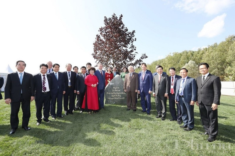 Tổng B&iacute; thư BCH Trung ương Đảng, Chủ tịch nước CHXHCN Việt Nam Nguyễn Ph&uacute; Trọng; Ph&oacute; Thủ tướng Li&ecirc;n bang Nga Alexei Vasilievich Gordeev; Thống đốc tỉnh Kaluga Anatoly Dmitriyevich Artamonov c&ugrave;ng L&atilde;nh đạo cấp cao 2 nước; B&agrave; Th&aacute;i Hương; đại diện Tập đo&agrave;n &Ocirc;ng Nguyễn Việt Quang tại lễ trồng c&acirc;y phong đỏ v&agrave; đặt vi&ecirc;n đ&aacute; kỉ niệm tại Lễ Khởi c&ocirc;ng Nh&agrave; m&aacute;y chế biến sữa tươi sạch tự động h&oacute;a TH c&ocirc;ng suất 1.500 tấn/ng&agrave;y tại tỉnh Kaluga, Li&ecirc;n bang Nga.