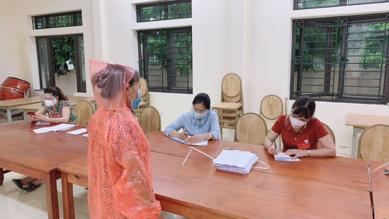 Hội LHPN xã Liên Ninh phối hợp phát thẻ đi chợ cho người dân