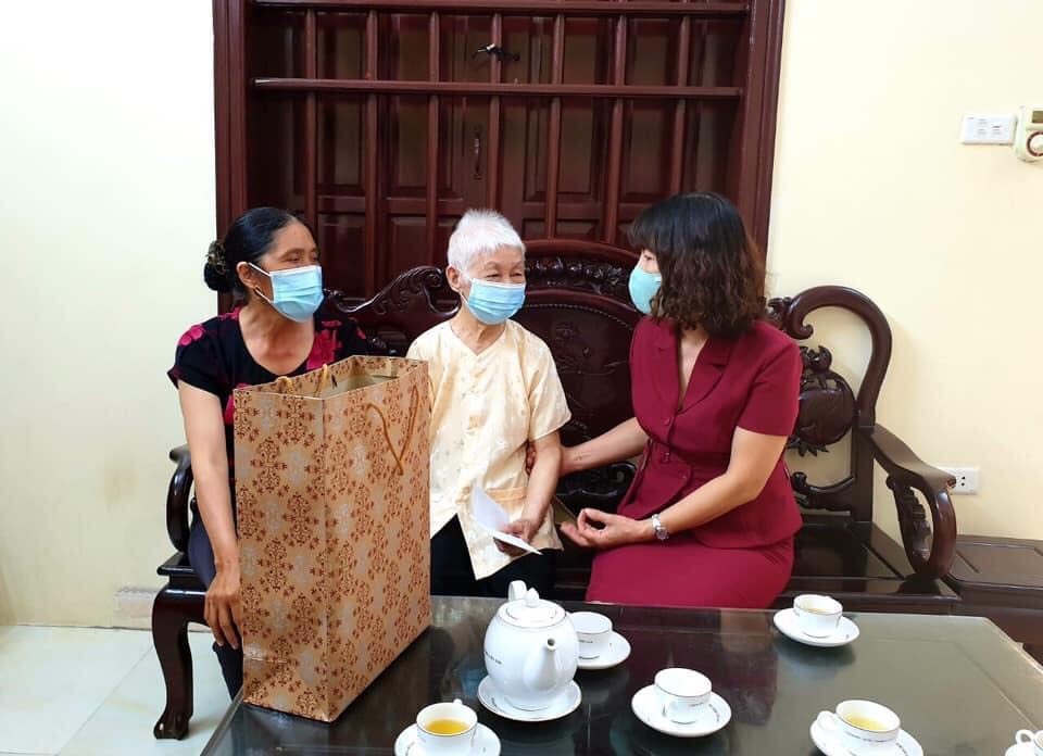 Lãnh đạo Hội Phụ nữ tặng quà cho Mẹ Khúc Thị Khế, xã Văn Đức Lãnh đạo Hội Phụ nữ tặng quà cho Mẹ Khúc Thị Khế, xã Văn Đức