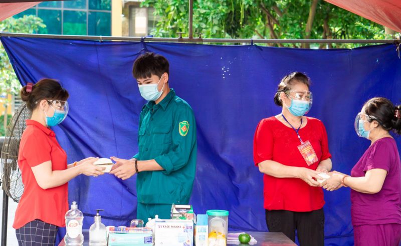 Và gửi đến tay những cán bộ trực chốt khi còn nóng, sốt...