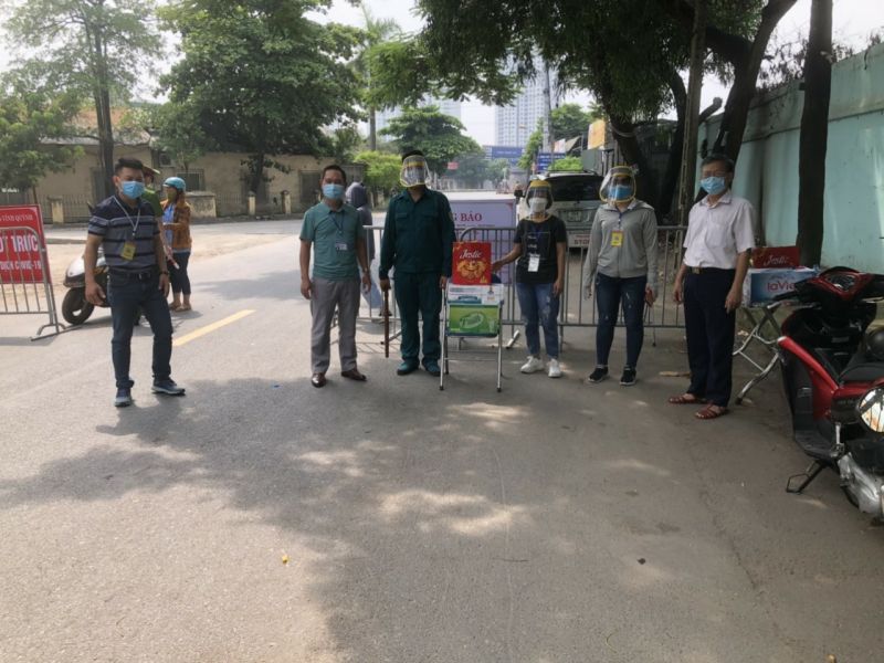 Hội LHPN xã Vĩnh Quỳnh tặng nước mát, mũ chống giọt bắn cho các cán bộ đang trực chốt kiểm soát đi lại