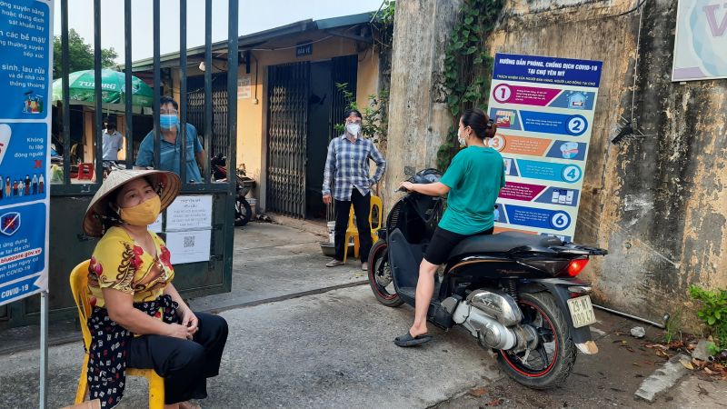 Hội LHPN xã Yên Mỹ, huyện Thanh Trì cử hội viên cùng lực lượng Ban quản lý chợ kiểm soát vé và hướng dẫn nhân dân vào chợ