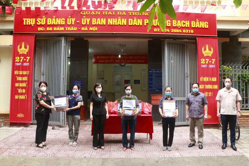 Tại các buổi trao quà luôn có sự tham gia đồng hành của các đồng chí lãnh đạo cấp ủy, chính quyền  tại các địa bàn, đại diện các đơn vị đồng hành với tổ chức Hội