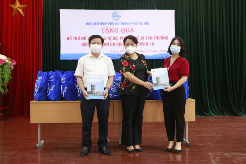 Đ.c Khương Quốc Hưng, UVBTV, Trưởng ban Dân vận Quận ủy Hoàng Mai; đ.c Nguyễn Lệ Hằng, Chủ tịch Hội LHPN quận Hoàng Mai nhận thư Khuyến nghị từ đồng chí Lãnh đạo Hội LHPN Hà Nội Nguyễn Thị Thu Thủy