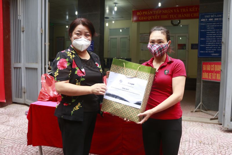 Những suất quà của Hội đã đến với các nữ lao động tự do kịp thời chia sẻ khó khăn với các chị.