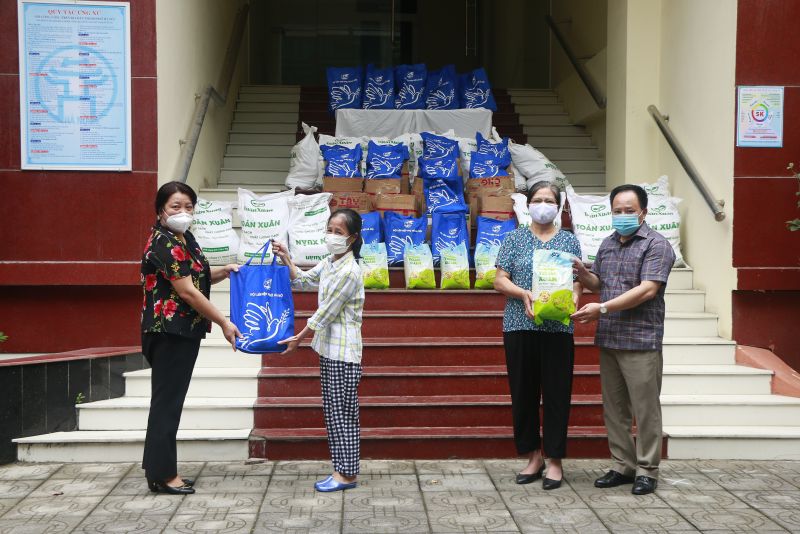 Đồng chí Nguyễn Thị Thu Thủy, Phó Chủ tịch Thường trực Hội LHPN Hà Nội và đồng chí Trần Quyết Thắng, Phó Bí thư Thường trực Quận ủy, Chủ tịch Hội đồng nhân dân quận Hai Bà Trưng trao quà cho các phụ nữ dễ bị tổn thương tại địa bàn quận Hai Bà Trưng