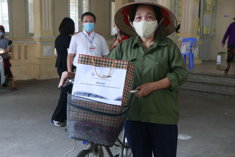 Niềm hạnh phúc của một nữ lao động tự do khi được trở về nhà cùng suất quà hỗ trợ của Hội LHPN Hà Nội