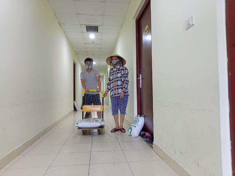 Mỗi hộ dân được tặng 10kg gạo chống dịch