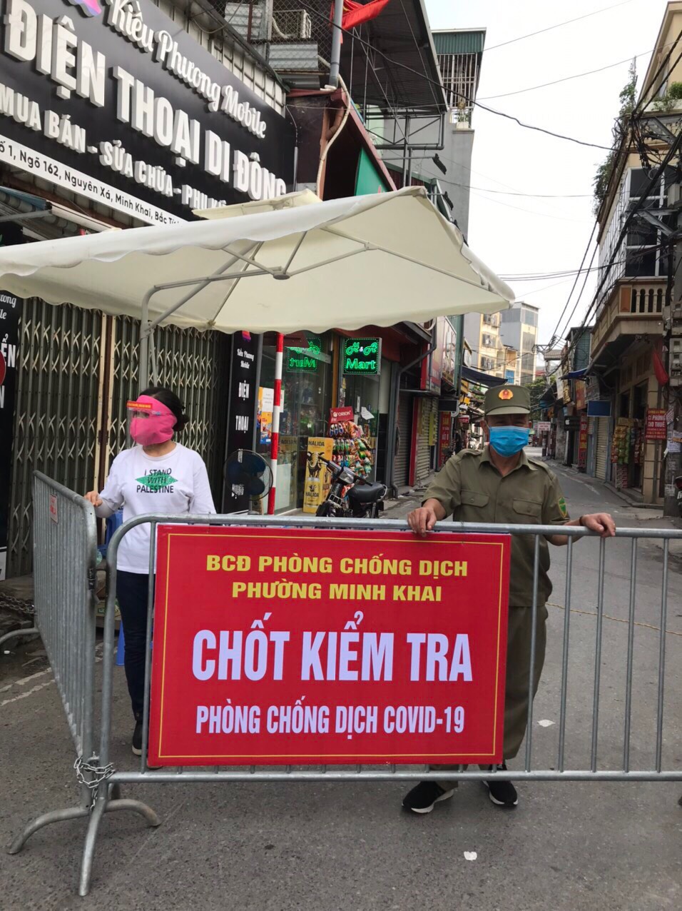 Các cán bộ, hội viên tham gia công tác kiểm tra, giám sát người dân đi lại tại các chốt kiểm tra phòng, chống dịch Covid-19