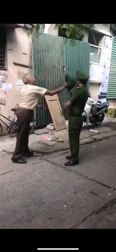 Cụ ông đã dùng mũ cối đánh trung uý công an gây bức xúc dư luận Cụ ông đã dùng mũ cối đánh trung uý công an gây bức xúc dư luận