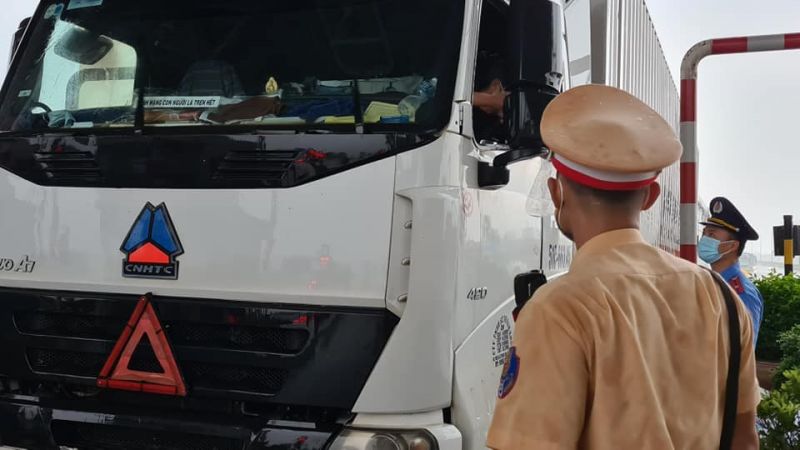 Lực lượng cảnh sát giao thông yêu cầu các phương tiện phải quay đầu do không đủ yêu cầu chống dịch Covid-19