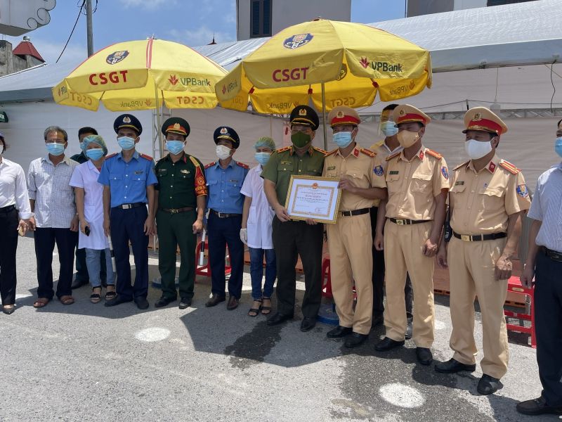 Trung tướng Nguyễn Hải Trung thừa ủy quyền của Chủ tịch UBND TP đã tặng Bằng khen cho chốt số 3. Trung tướng Nguyễn Hải Trung thừa ủy quyền của Chủ tịch UBND TP đã tặng Bằng khen cho chốt số 3.