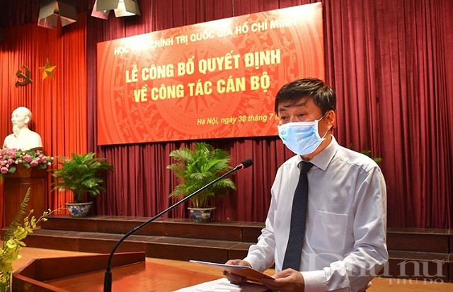 PGS,TS. Phạm Minh Sơn, t&acirc;n Gi&aacute;m đốc Học viện B&aacute;o ch&iacute; v&agrave; Tuy&ecirc;n truyền ph&aacute;t biểu nhận nhiệm vụ.