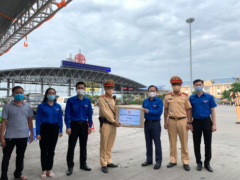 Bí thư thứ nhất Trung ương Đoàn Nguyễn Anh Tuấn tặng quà lực lượng tuyến đầu phòng, chống dịch tại chốt Pháp Vân - Cầu Giẽ.