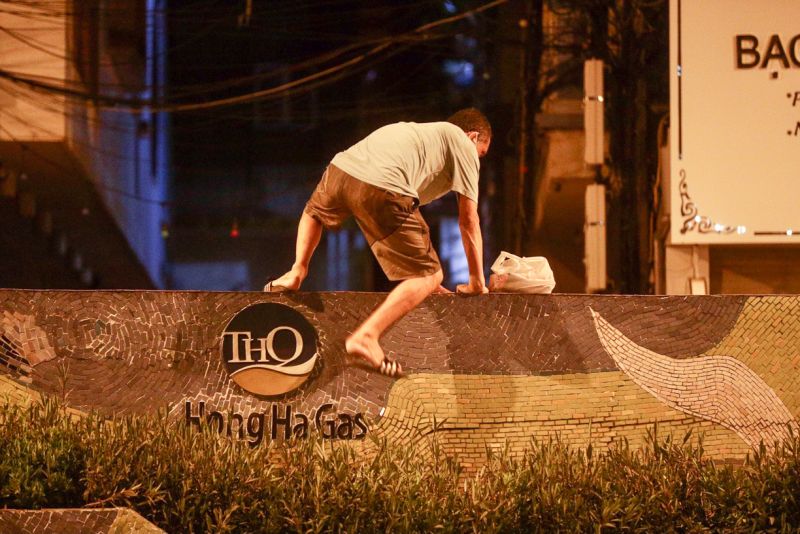 Trước mắt, những người vi phạm sẽ bị xử lý hành chính từ 5 đến 10 triệu đồng. Trước mắt, những người vi phạm sẽ bị xử lý hành chính từ 5 đến 10 triệu đồng.