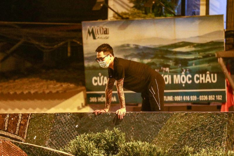 Nhiều người sinh sống trong khu vực phong toả tại phường Chương Dương đã trèo rào và trốn khỏi nơi đây. Nhiều người sinh sống trong khu vực phong toả tại phường Chương Dương đã trèo rào và trốn khỏi nơi đây.