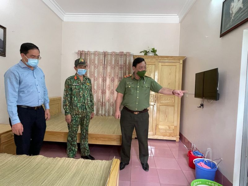 Đoàn kiểm tra tại điểm trực chốt Đoàn kiểm tra tại điểm trực chốt