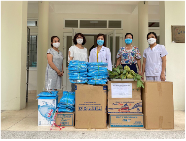 Các hoạt động tặng quà động viên, hỗ trợ lực lượng tuyến đầu được Quận Hội và Hội LHPN các phường thực hiện thường xuyên