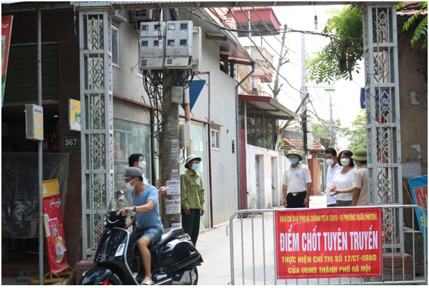 đồng chí Lê Thị Bích Hà – Quận ủy viên – Chủ tịch Hội LHPN quận liên tục cùng các đồng chí lãnh đạo Quận đi kiểm tra hoạt động trực chốt kiểm soát giải quyết những khó khăn, vướng mắc góp phần giúp các chốt trực hoạt động thông suốt, hiệu quả.