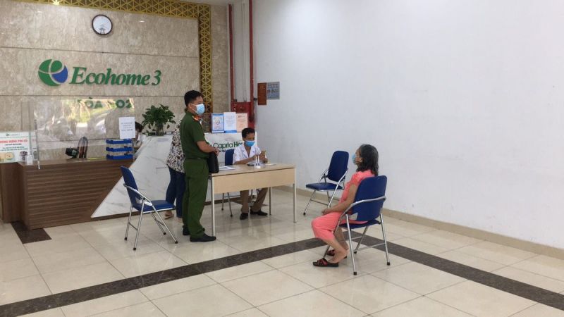 Lực lượng chức năng lập biên bản xử phạt trường hợp công dân không đeo khẩu trang.