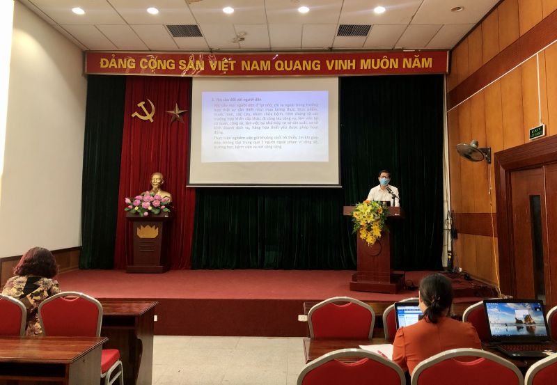 Hình ảnh tại điểm cầu Hội LHPN Hà Nội, diễn giả Hoa Hữu Vân đang trình bày buổi nói chuyện của mình tới các cán bộ, HVPN Thủ đô