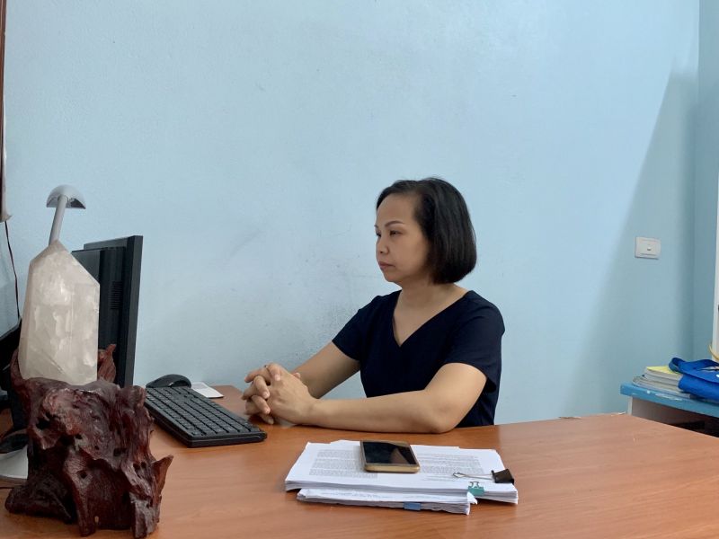 Cán bộ, hội viên phụ nữ các quận, huyện nhiệt tình hưởng ứng, theo dõi buổi nói chuyện. Từ những người làm việc tại nhà...