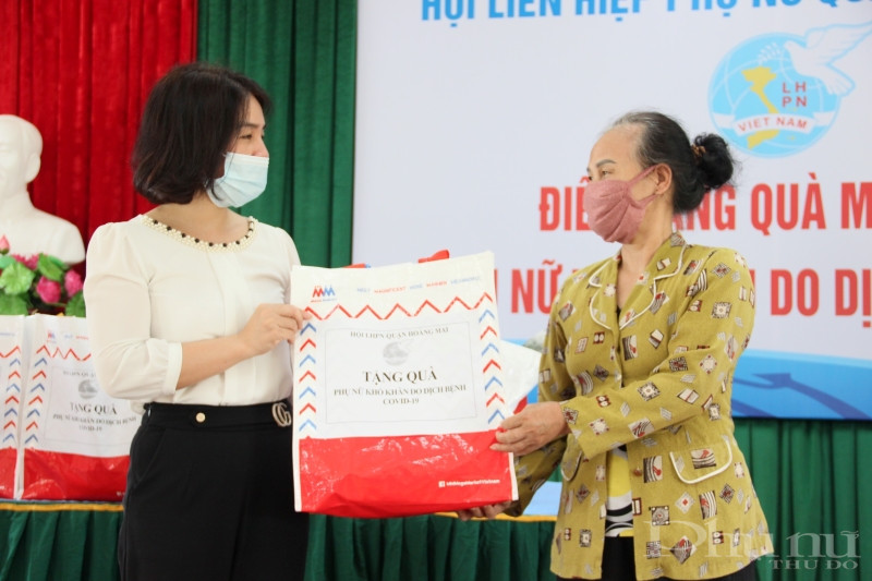 Với những phần quà thiết thực, Hội LHPN quận Hoàng Mai luôn đồng hành cùng chính quyền giúp người dân, nhất là hội viên phụ nữ vượt qua khó khăn trong mùa dịch.