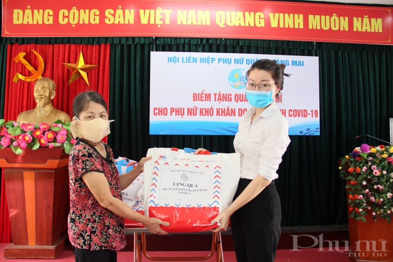 Chị Nguyễn Mai Anh - Phó Chủ tịch Hội LHPN quận Hoàng Mai tặng quà hỗ trợ cho bà Dương Tiểu Hòa (hội viên Chi hội 1, Hội LHPN phường Vĩnh Tuy). (Ảnh: T.H)
