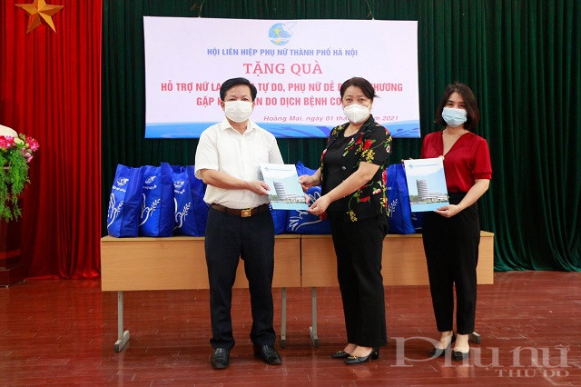 Đồng chí Khương Quốc Hưng, UVBTV, Trưởng ban Dân vận Quận ủy Hoàng Mai, đồng chí Nguyễn Lệ Hằng, Chủ tịch Hội LHPN quận Hoàng Mai nhận thư Khuyến nghị từ đồng chí Nguyễn Thị Thu Thủy, Phó Chủ tịch Thường trực Hội LHPN Hà Nội.