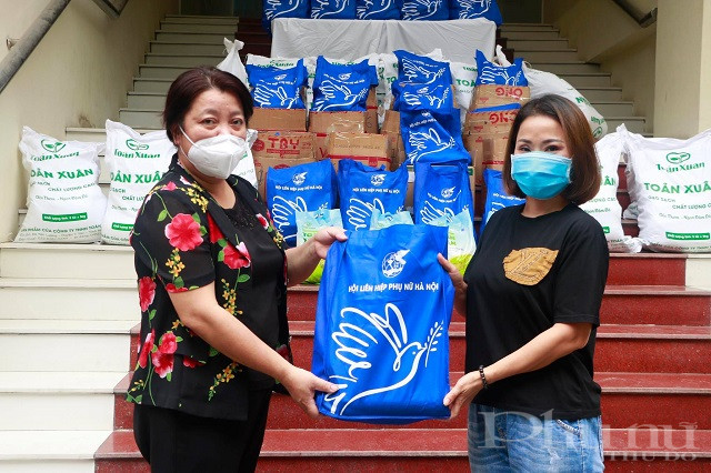 Đồng chí Nguyễn Thị Thu Thủy - Phó Chủ tịch thường trực Hội LHPN Hà Nội trao quà cho phụ nữ lao động di cư quận Hoàng Mai.