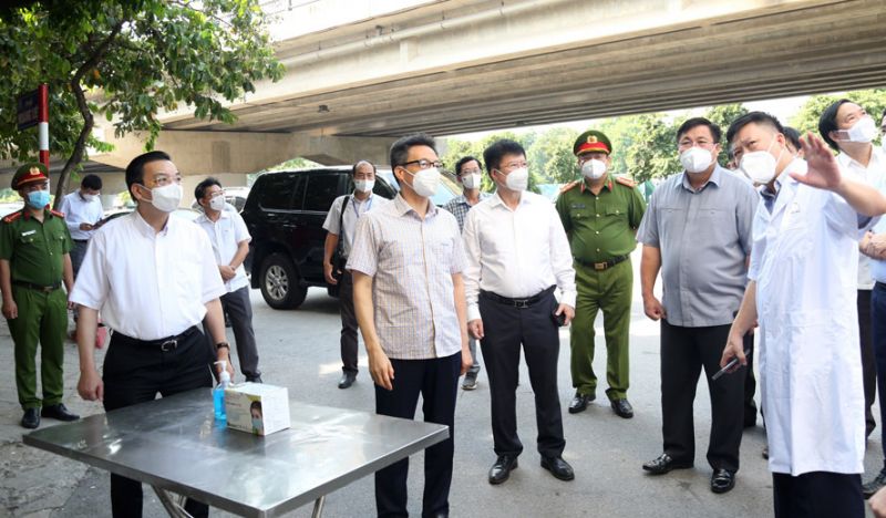 Phó Thủ tướng Chính phủ Vũ Đức Đam, Chủ tịch UBND thành phố Hà Nội Chu Ngọc Anh kiểm tra công tác phòng, chống dịch Covid-19 tại khu phong tỏa tòa nhà VP6 Bán đảo Linh Đàm (quận Hoàng Mai).