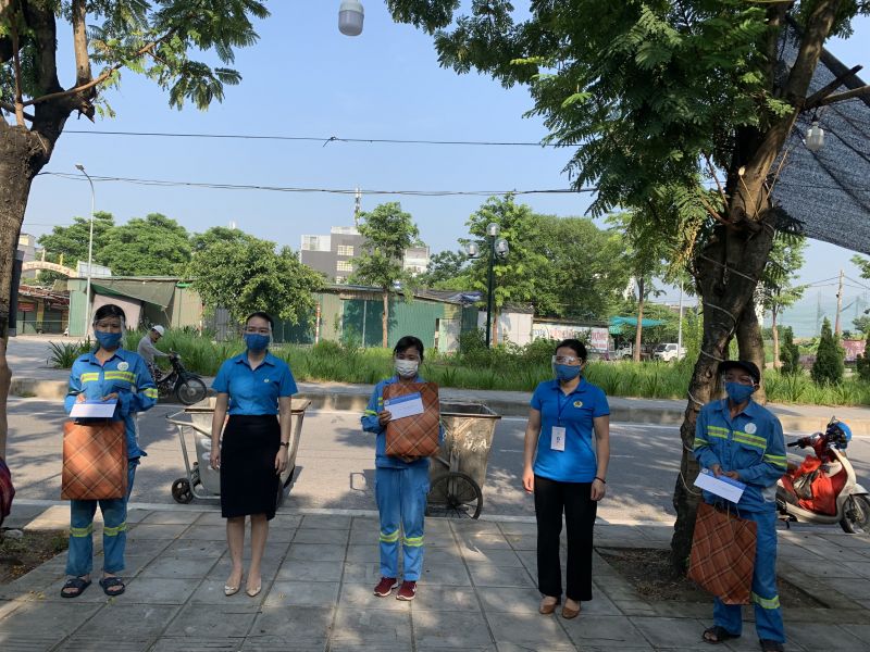 Đại diện Công đoàn ngành Xây dựng Hà Nội tặng quà hỗ trợ anh chị em công nhân Đại diện Công đoàn ngành Xây dựng Hà Nội tặng quà hỗ trợ anh chị em công nhân