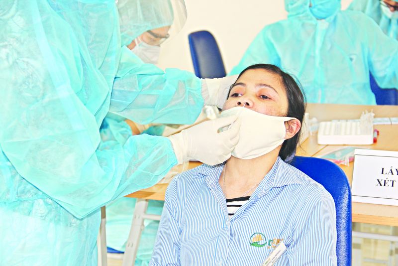 Ảnh: Hà Nội lấy mẫu xét nghiệm Covid-19 cho các đối tượng trong diện sàng lọc