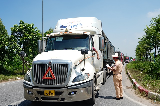 Lực lượng CSGT kiểm tra xe được cấp phép luồng xanh qua chốt phòng chống Covid-19