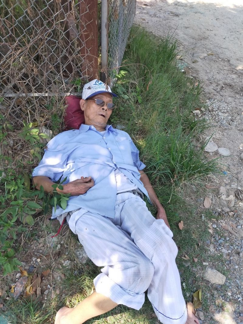 Cụ già nằm ngất bên đường