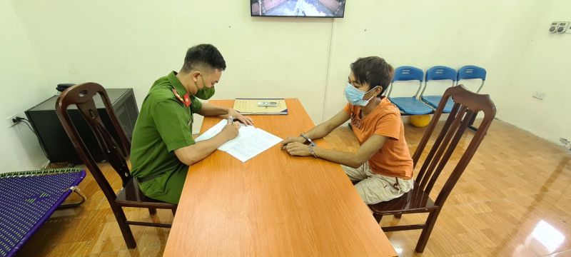 Đối tượng đang khai nhận tại trụ sở công an